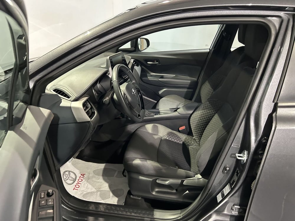 Toyota Toyota C-HR usata a Milano (12)