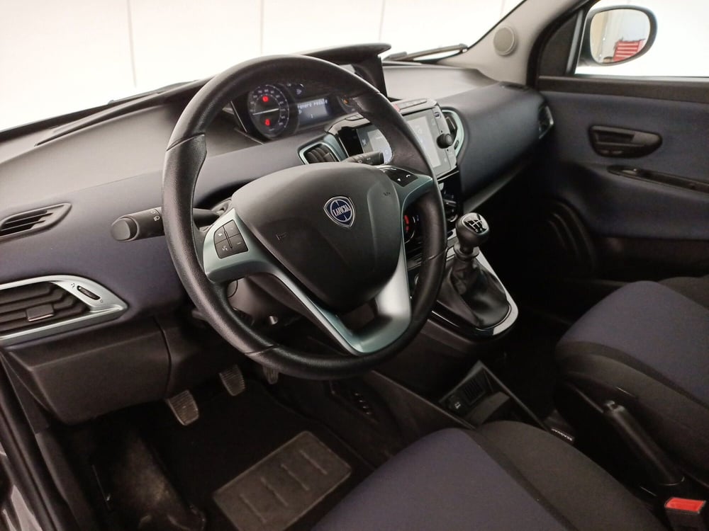 Lancia Ypsilon usata a Matera (5)