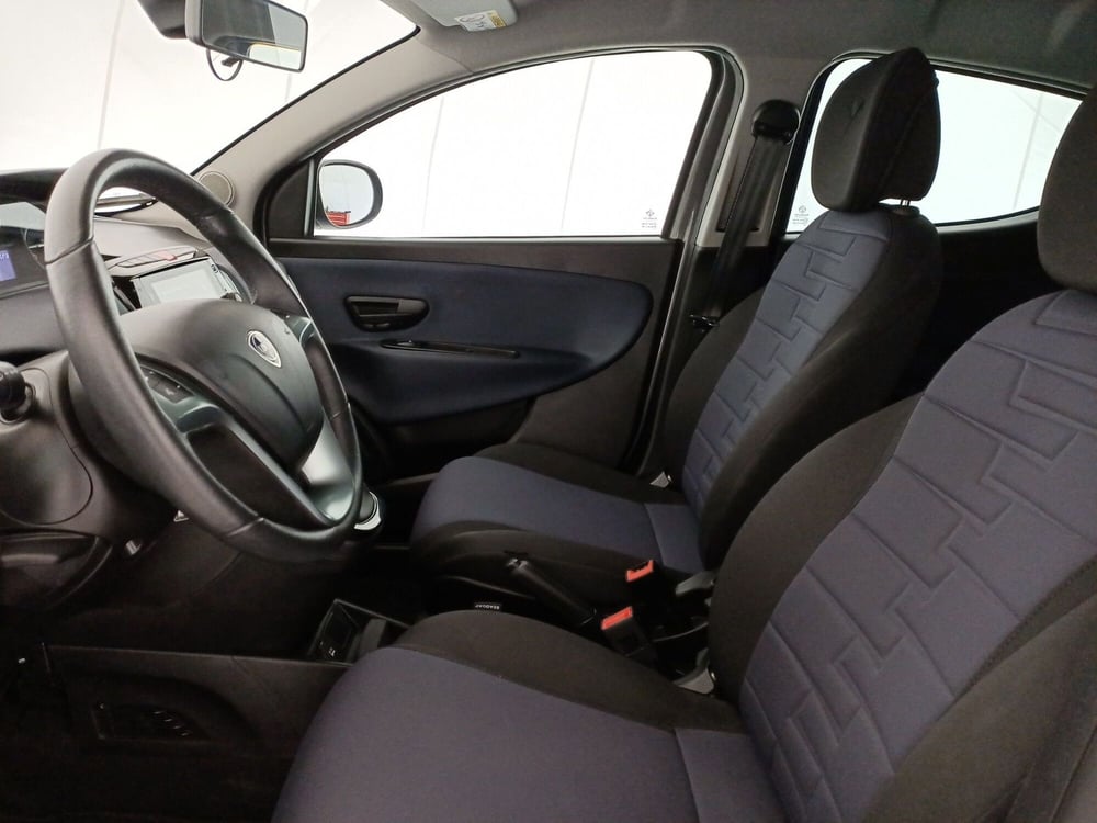 Lancia Ypsilon usata a Matera (6)