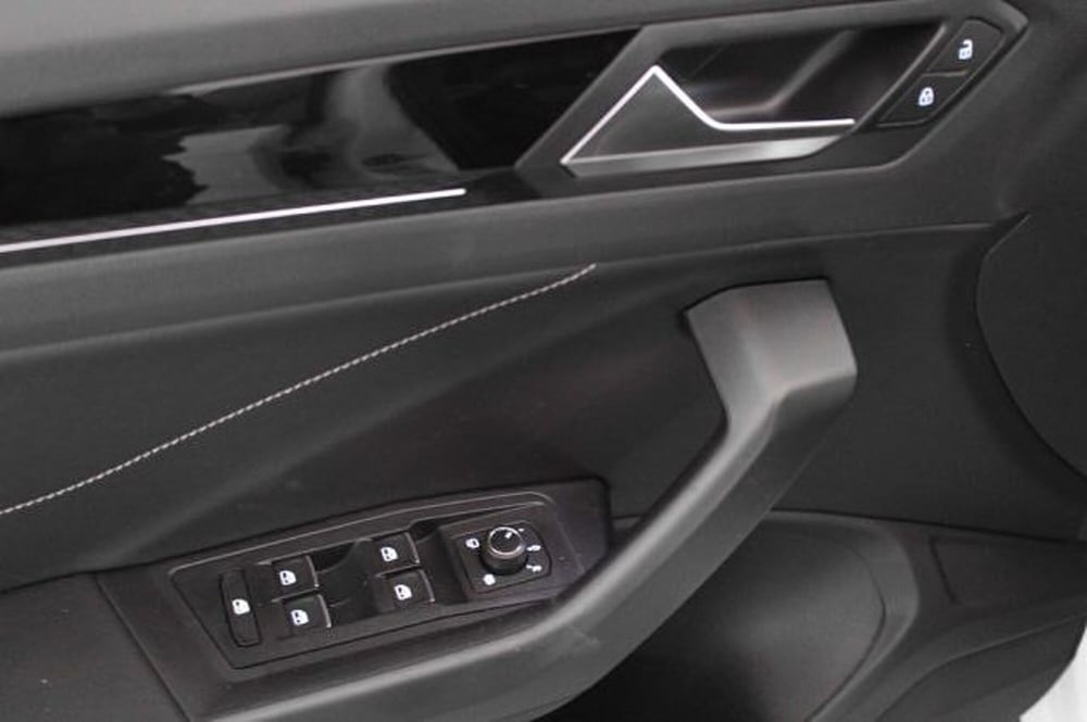 Volkswagen T-Roc Cabrio nuova a Novara (15)