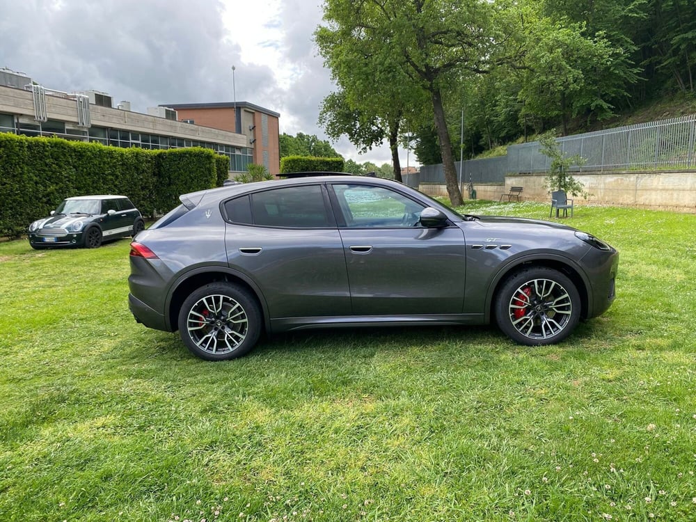 Maserati Grecale nuova a Salerno (17)