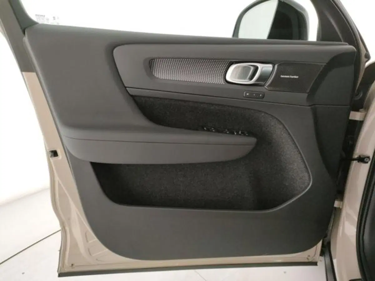 Volvo XC40 nuova a Modena (11)