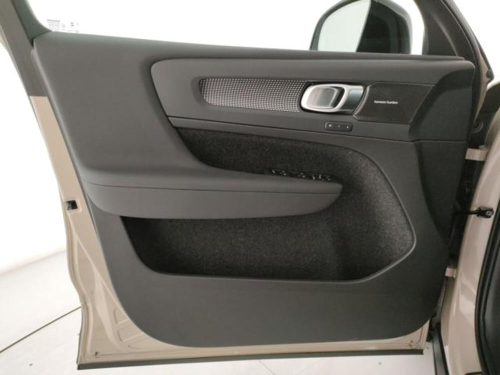 Volvo XC40 nuova a Modena (11)