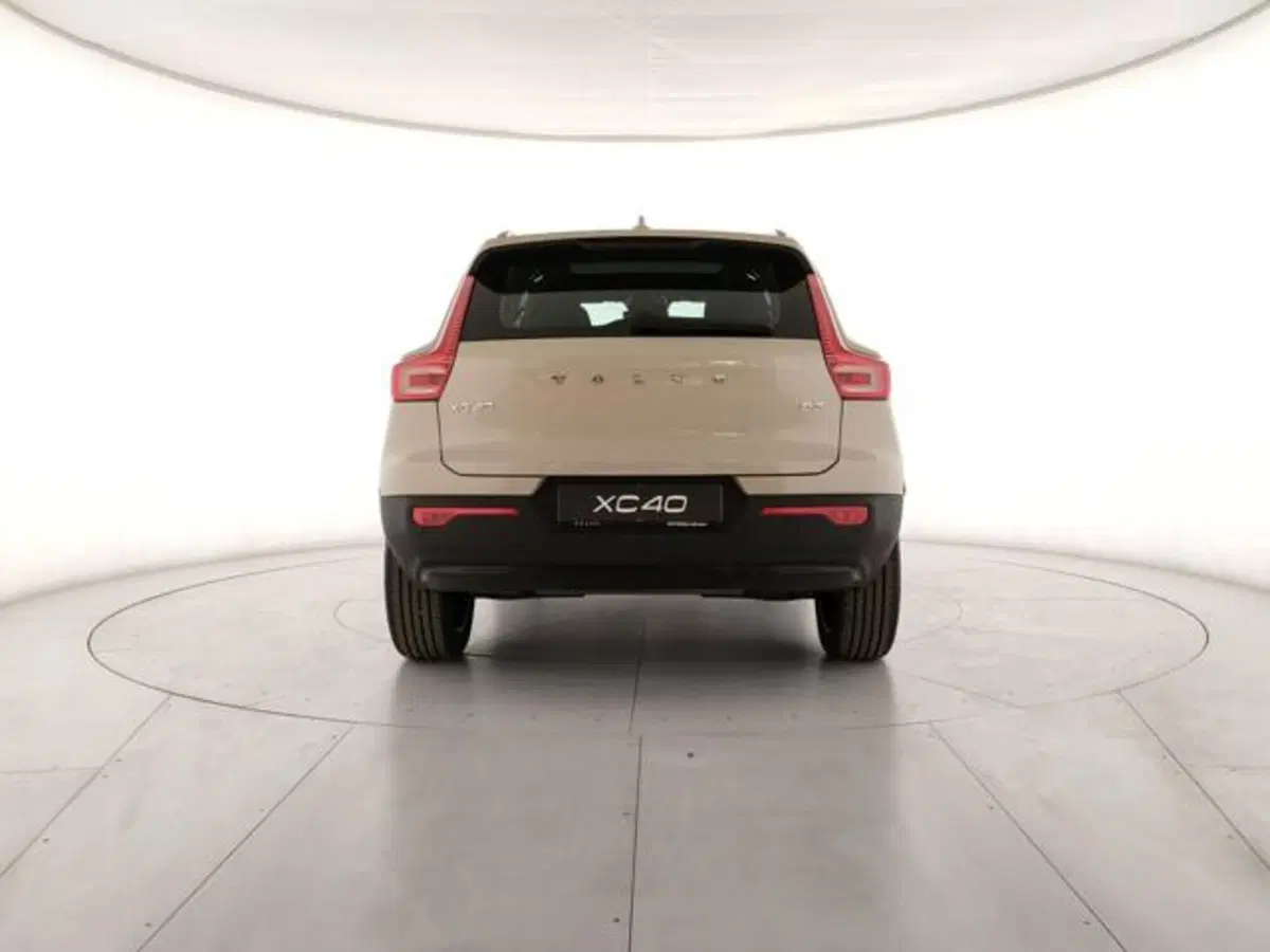 Volvo XC40 nuova a Modena (4)