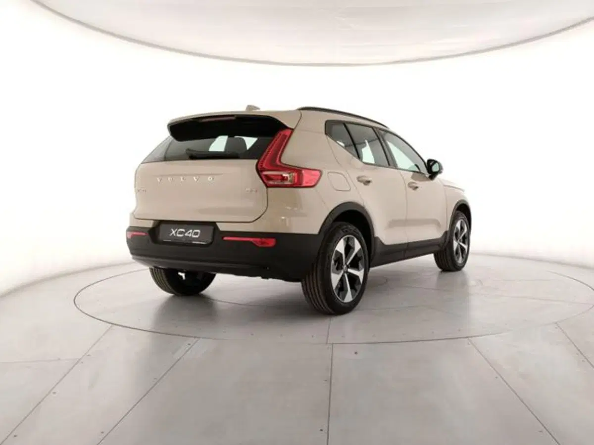 Volvo XC40 nuova a Modena (5)
