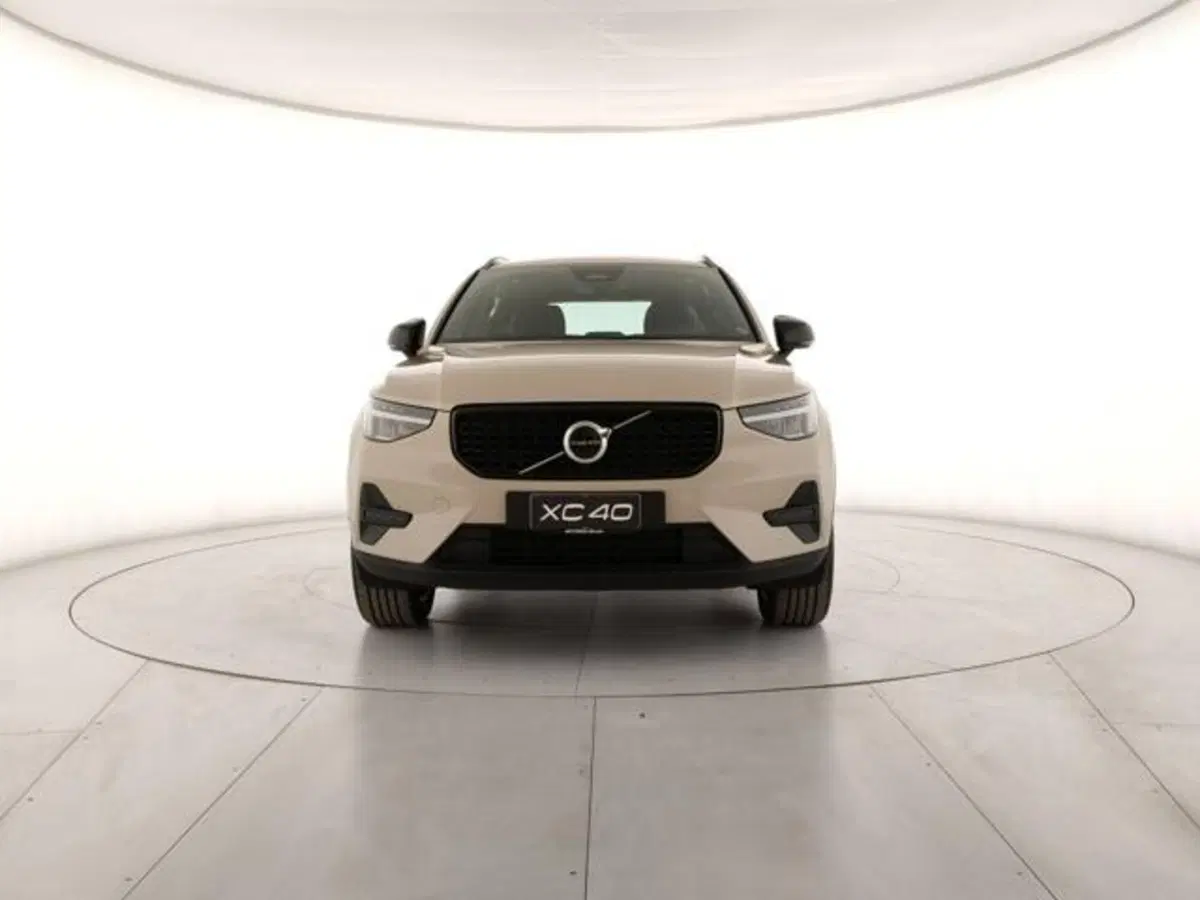 Volvo XC40 nuova a Modena (7)
