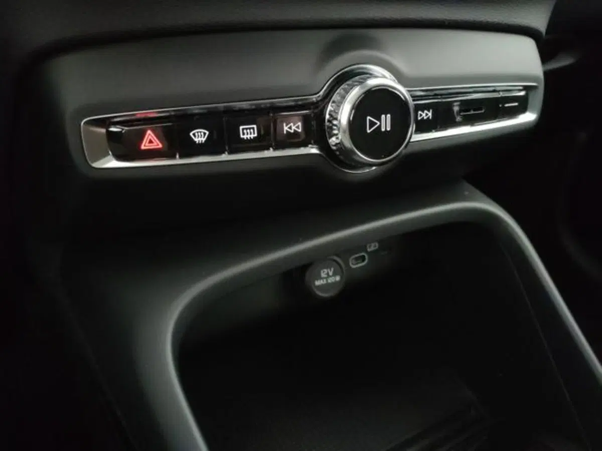 Volvo XC40 nuova a Modena (16)