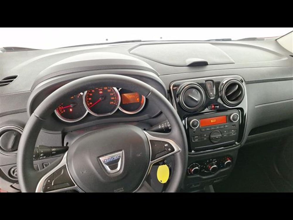 Dacia Lodgy usata a Milano (15)