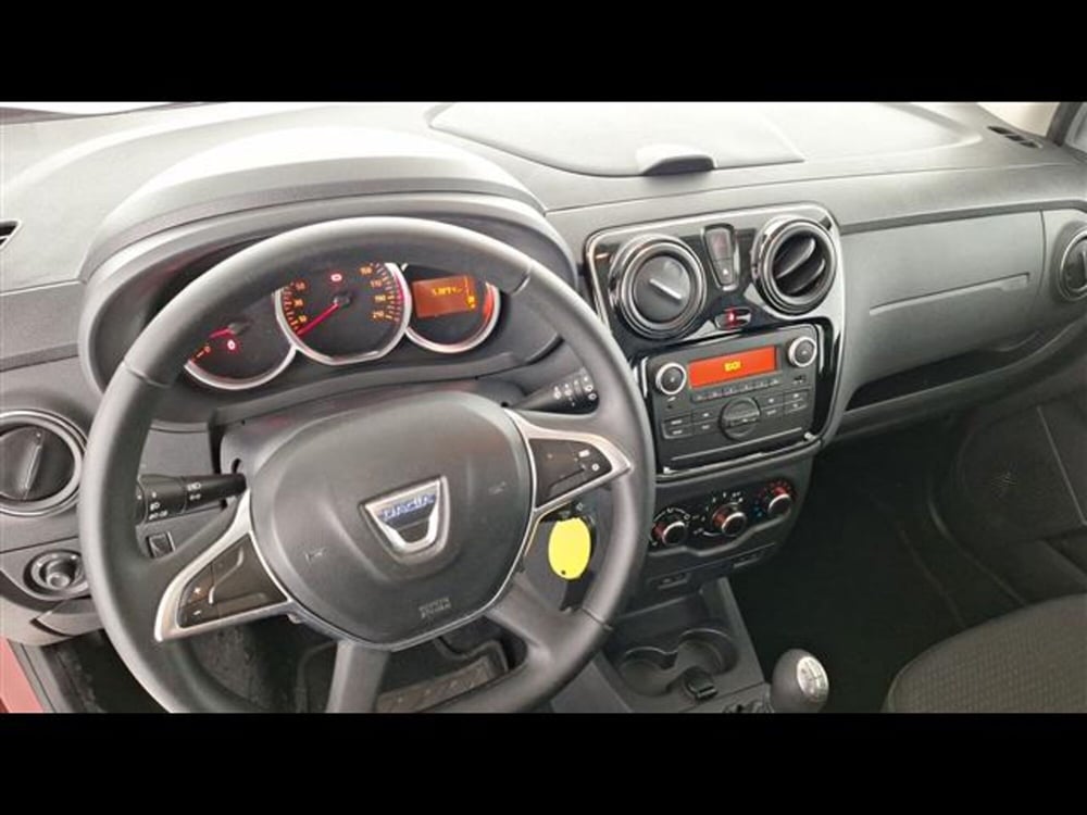 Dacia Lodgy usata a Milano (8)