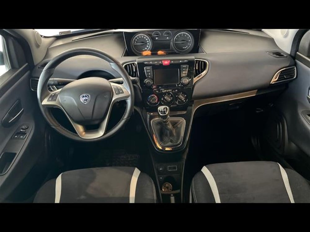 Lancia Ypsilon usata a Firenze (7)
