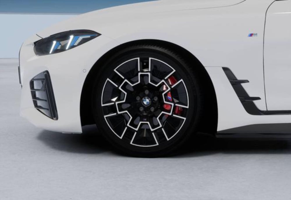 BMW i4 nuova a Modena (8)