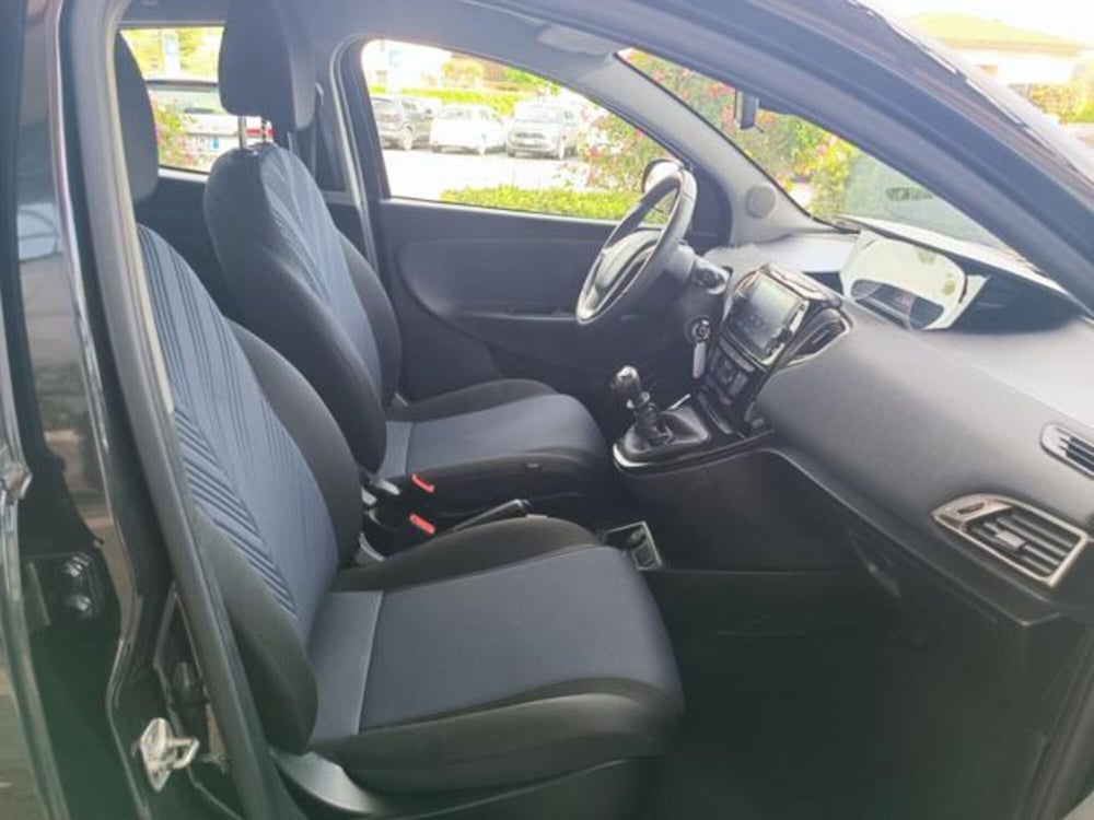 Lancia Ypsilon usata a Pisa (10)