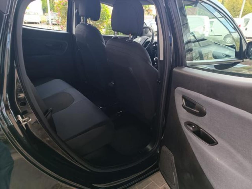 Lancia Ypsilon usata a Pisa (11)