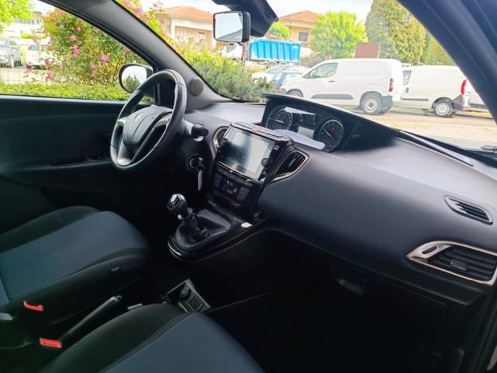 Lancia Ypsilon usata a Pisa (12)