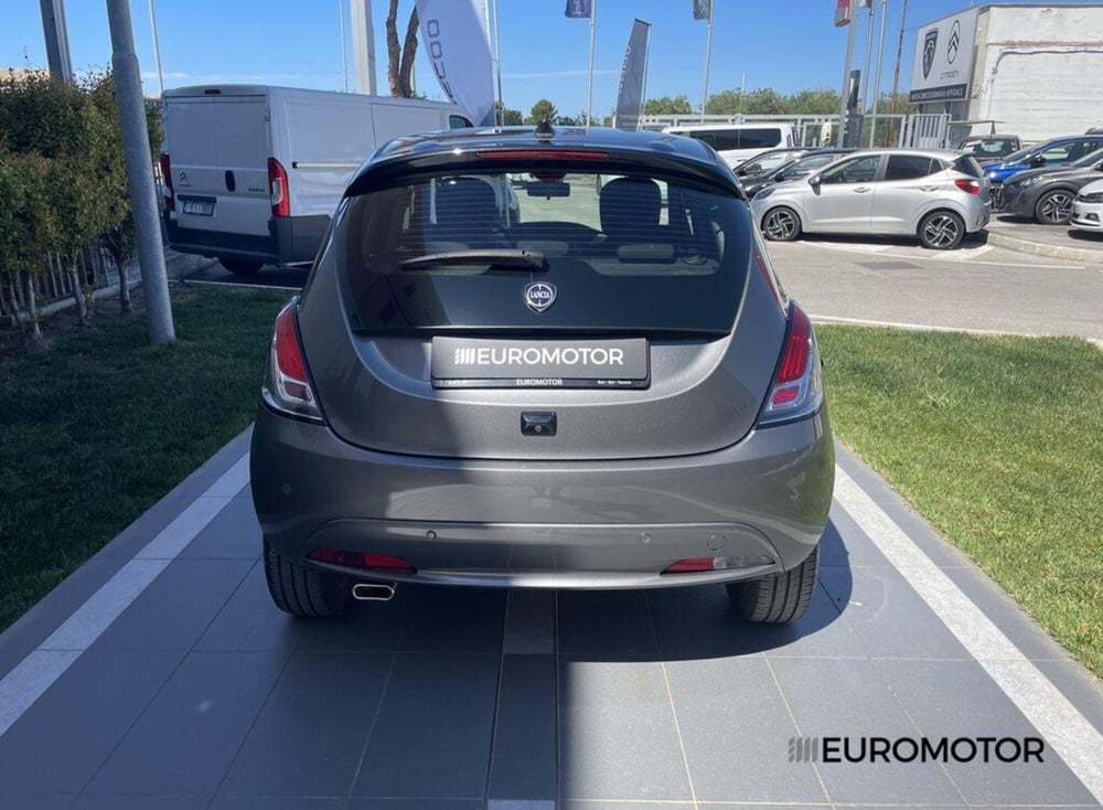Lancia Ypsilon usata a Bari (6)