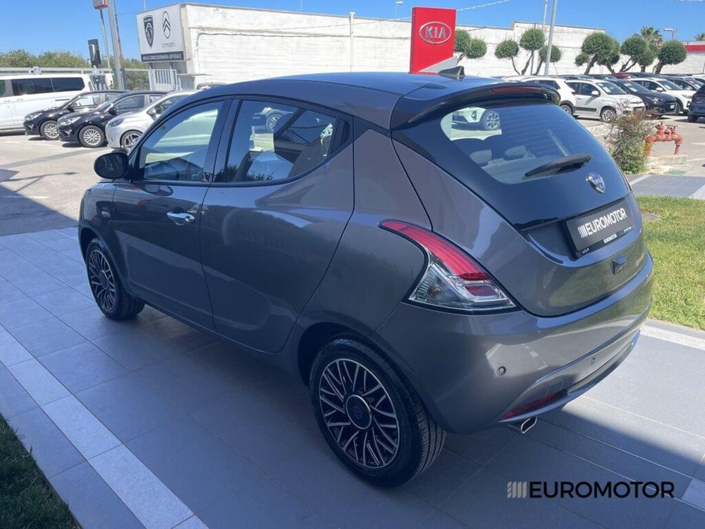 Lancia Ypsilon usata a Bari (7)