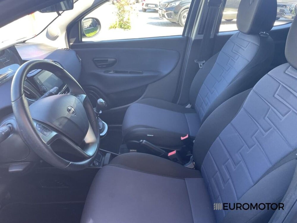 Lancia Ypsilon usata a Bari (9)