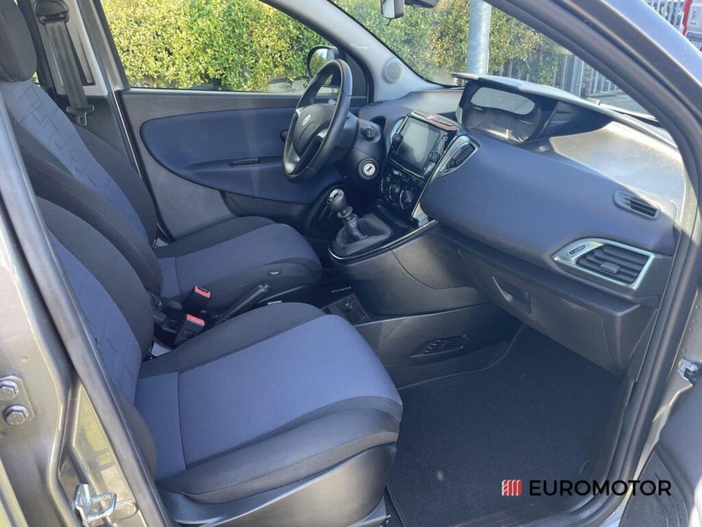 Lancia Ypsilon usata a Bari (12)