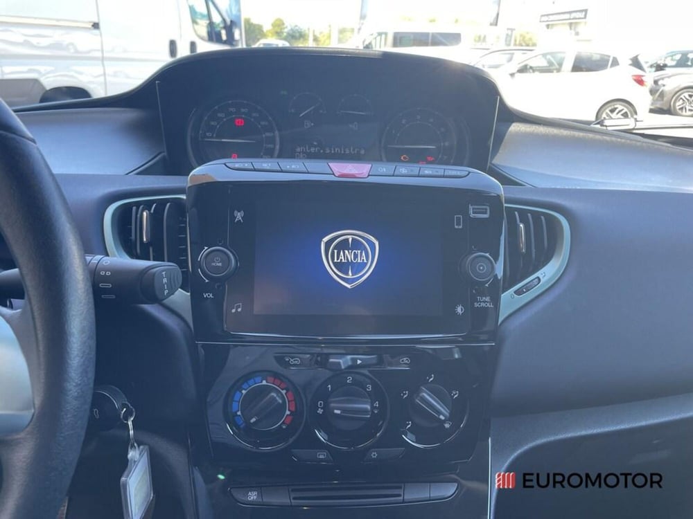 Lancia Ypsilon usata a Bari (14)
