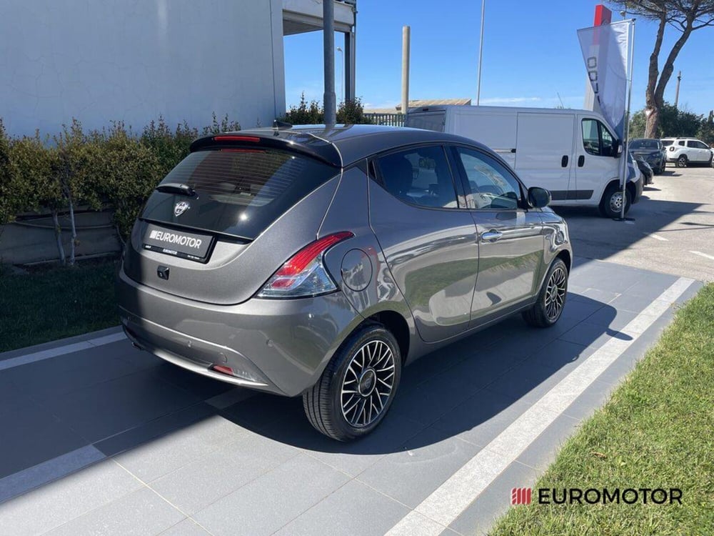 Lancia Ypsilon usata a Bari (5)