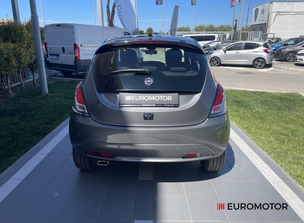 Lancia Ypsilon usata a Bari (6)