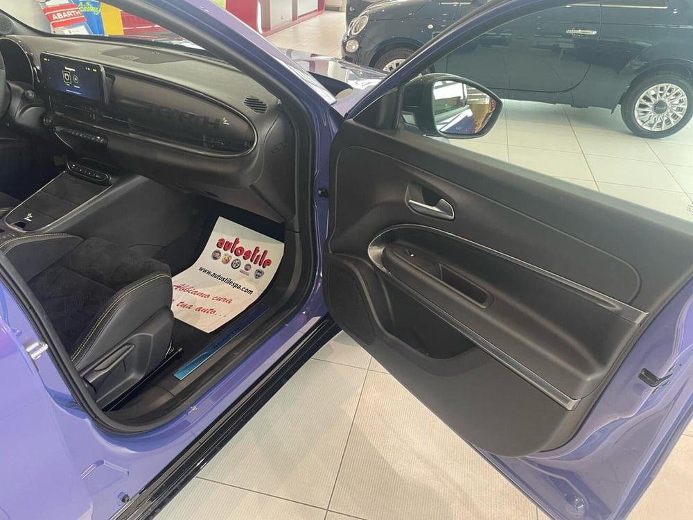 Abarth 600e nuova a Reggio Emilia (11)