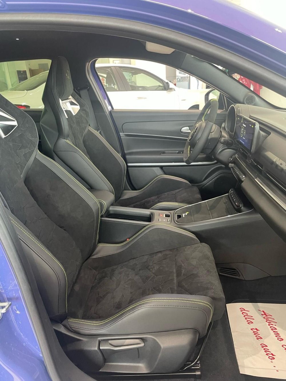 Abarth 600e nuova a Reggio Emilia (12)