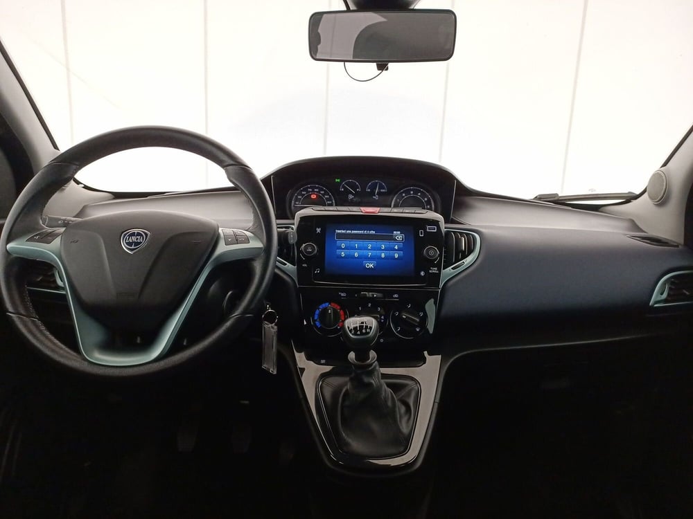 Lancia Ypsilon usata a Taranto (10)