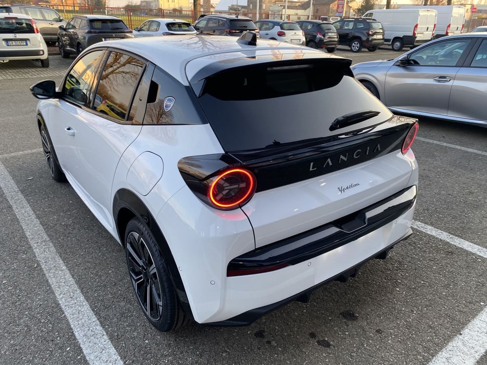 Lancia Ypsilon nuova a Modena (10)