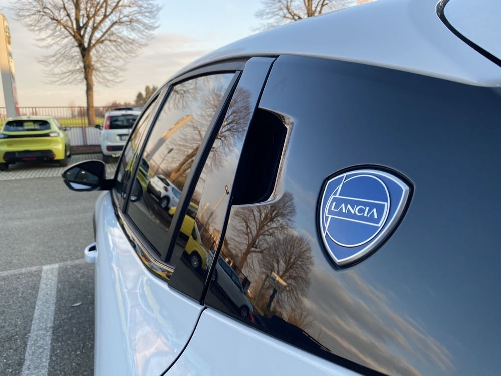 Lancia Ypsilon nuova a Modena (9)