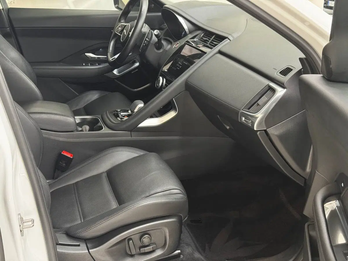 Jaguar E-Pace usata a Savona (3)
