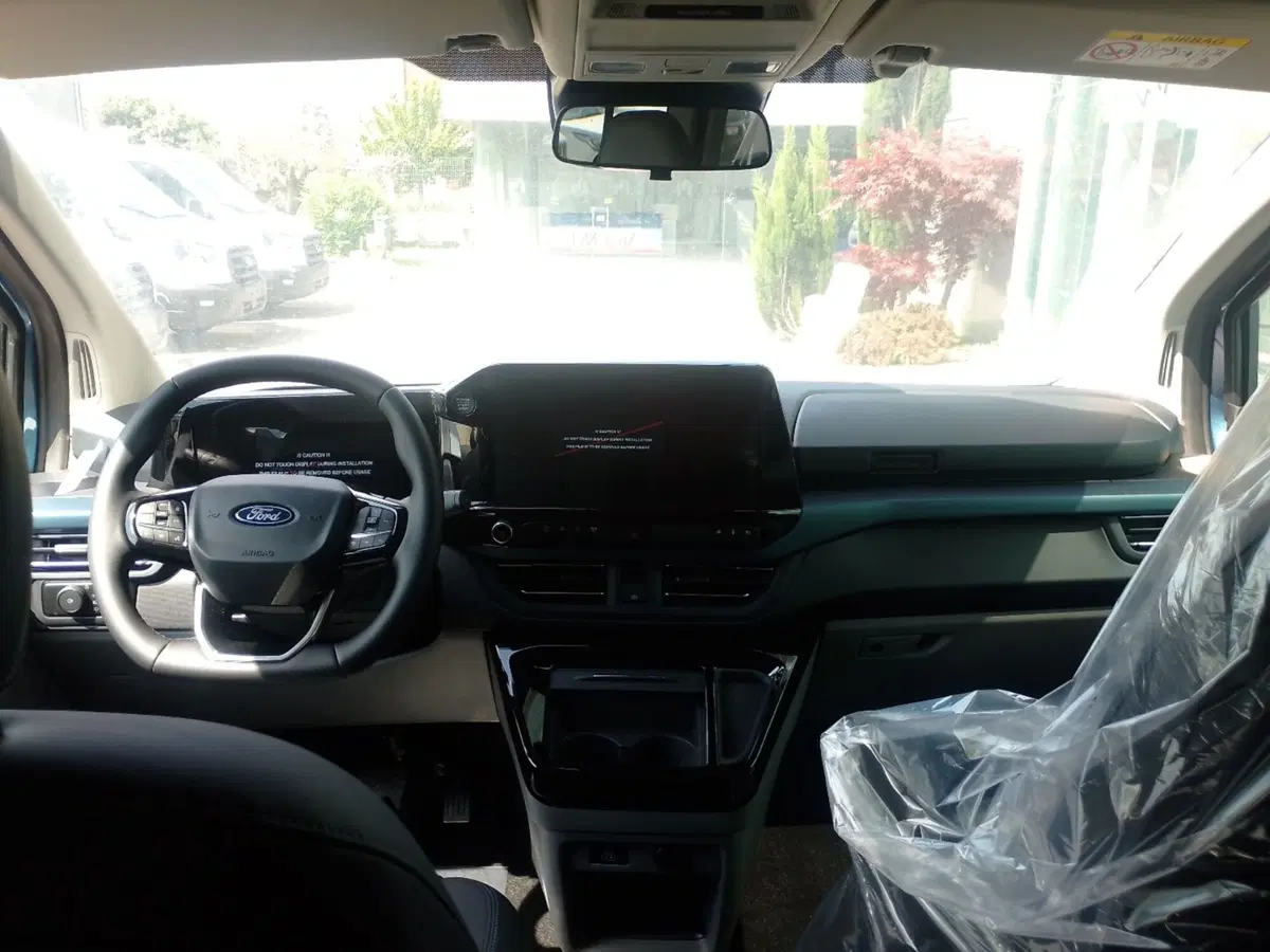 Ford Tourneo Custom nuova a Latina (17)