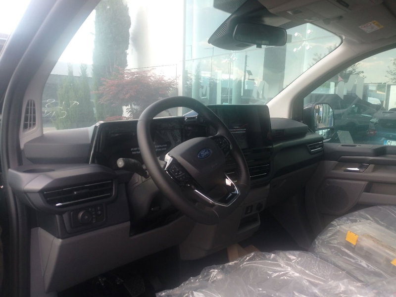 Ford Tourneo Custom nuova a Latina (7)