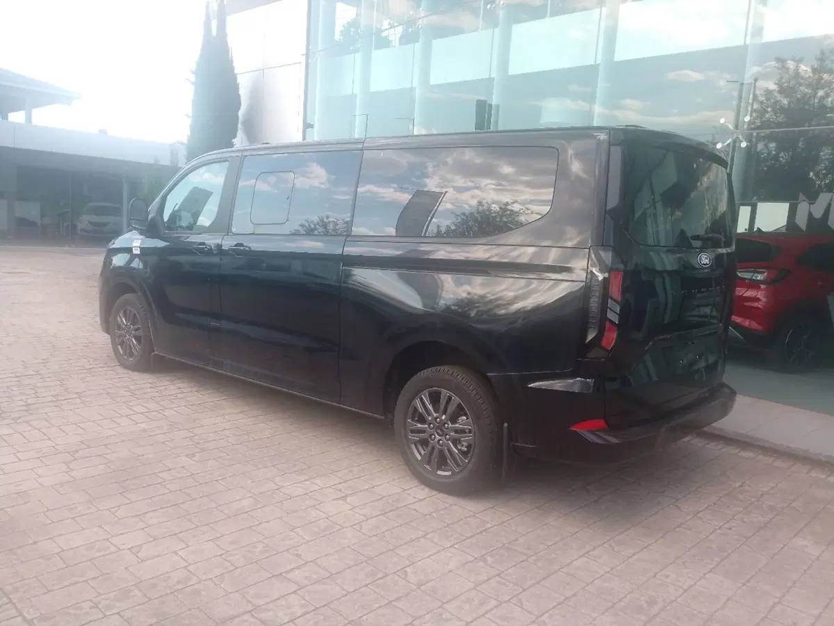 Ford Tourneo Custom nuova a Latina (9)