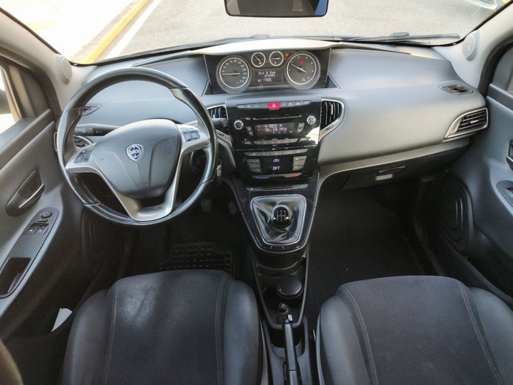 Lancia Ypsilon usata a Reggio Calabria (11)