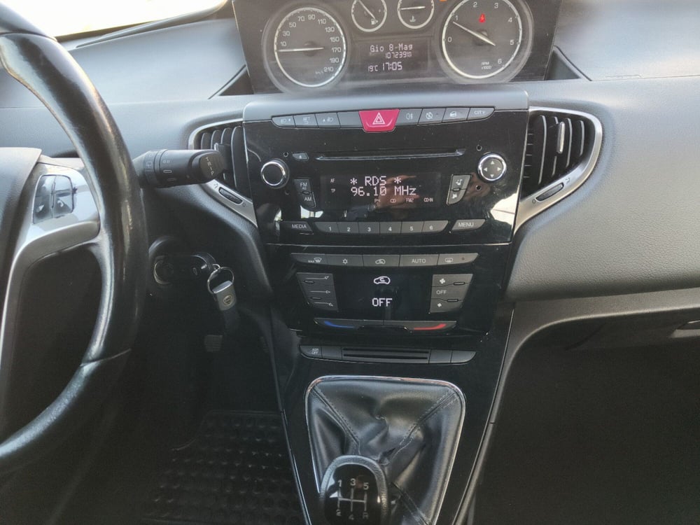 Lancia Ypsilon usata a Reggio Calabria (12)