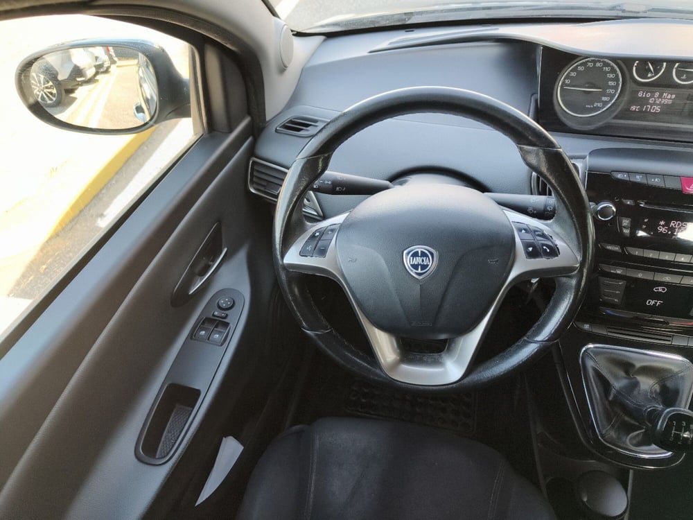 Lancia Ypsilon usata a Reggio Calabria (13)