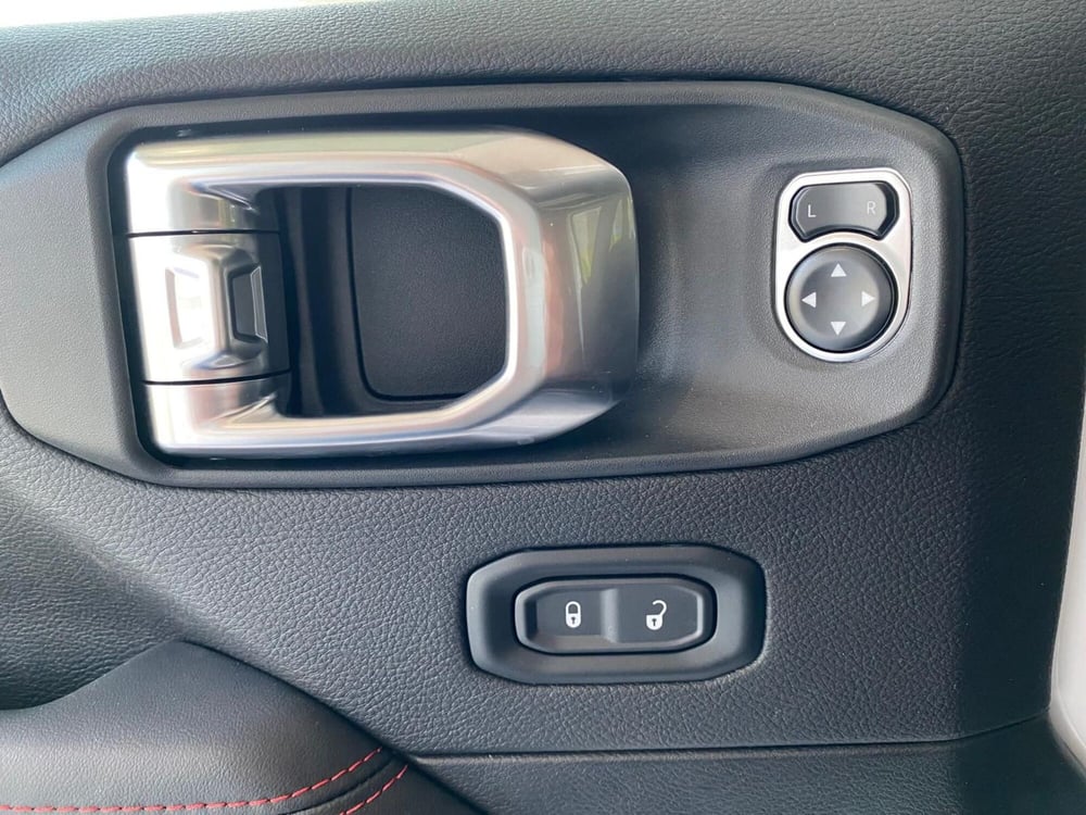 Jeep Wrangler Unlimited nuova a Milano (15)