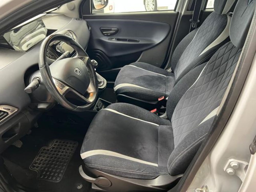 Lancia Ypsilon usata a Modena (11)