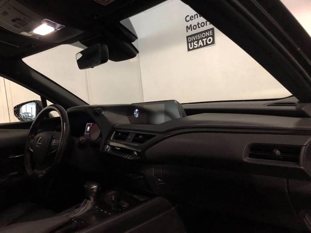 Lexus UX usata a Torino (9)