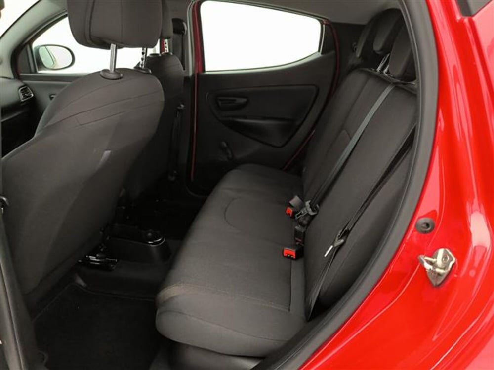 Lancia Ypsilon usata a Milano (12)