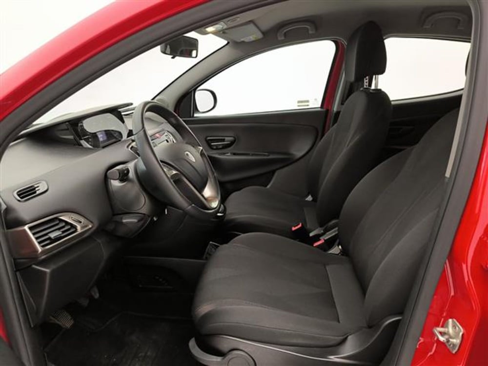 Lancia Ypsilon usata a Milano (8)
