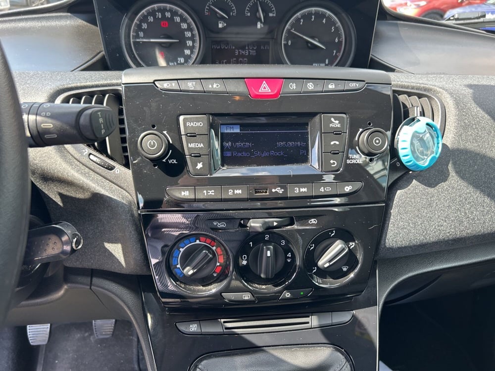 Lancia Ypsilon usata a Milano (14)