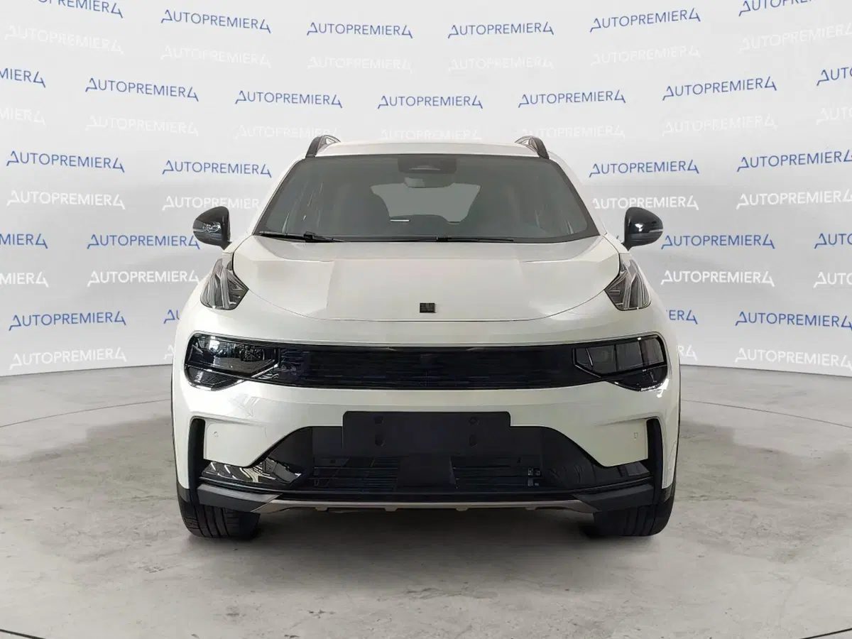 Lynk & Co 01 nuova a Como (2)
