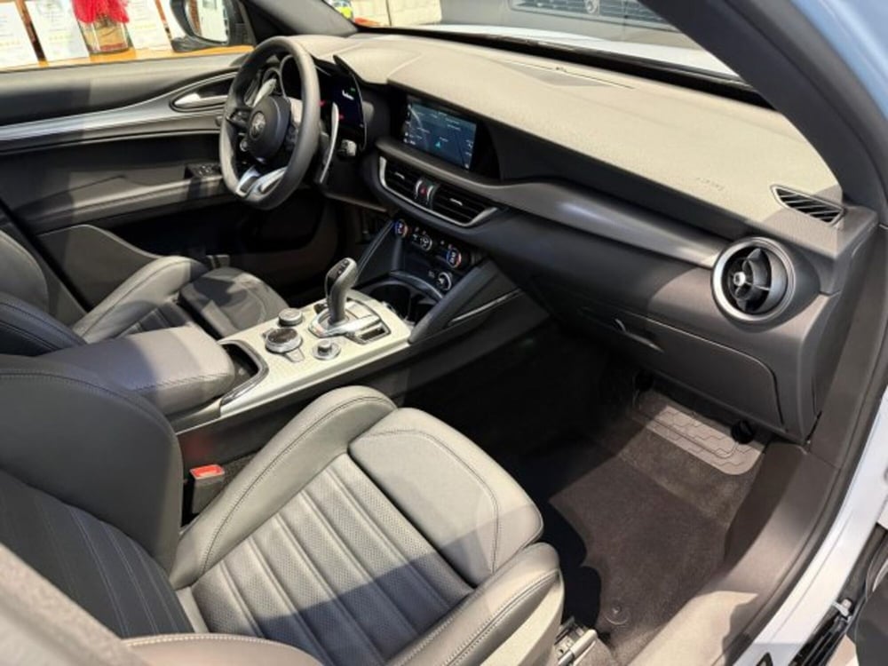 Alfa Romeo Stelvio nuova a Bologna (13)