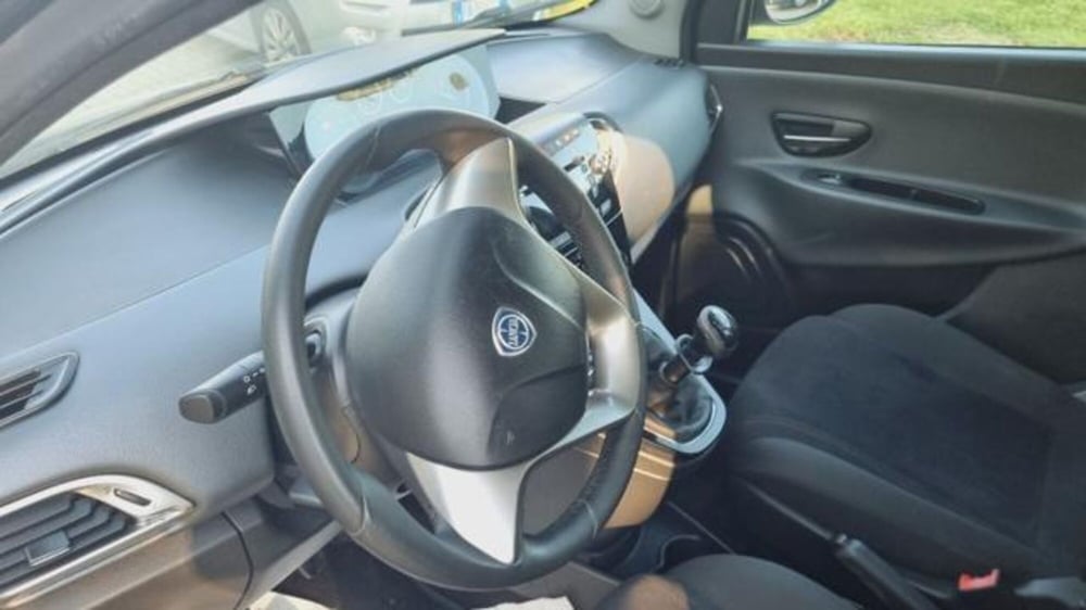 Lancia Ypsilon usata a Savona (13)