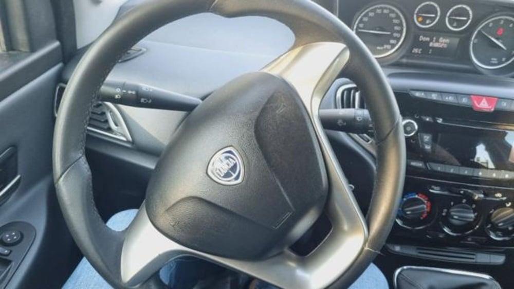 Lancia Ypsilon usata a Savona (9)