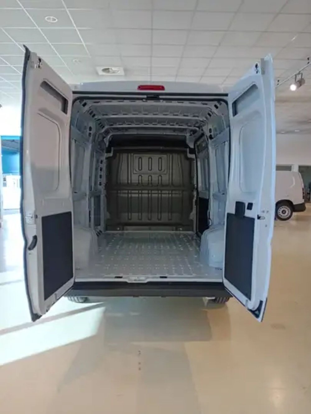 Fiat Ducato Furgone Vetrato nuova a Milano (5)