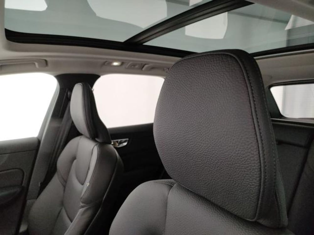 Volvo XC60 nuova a Modena (9)