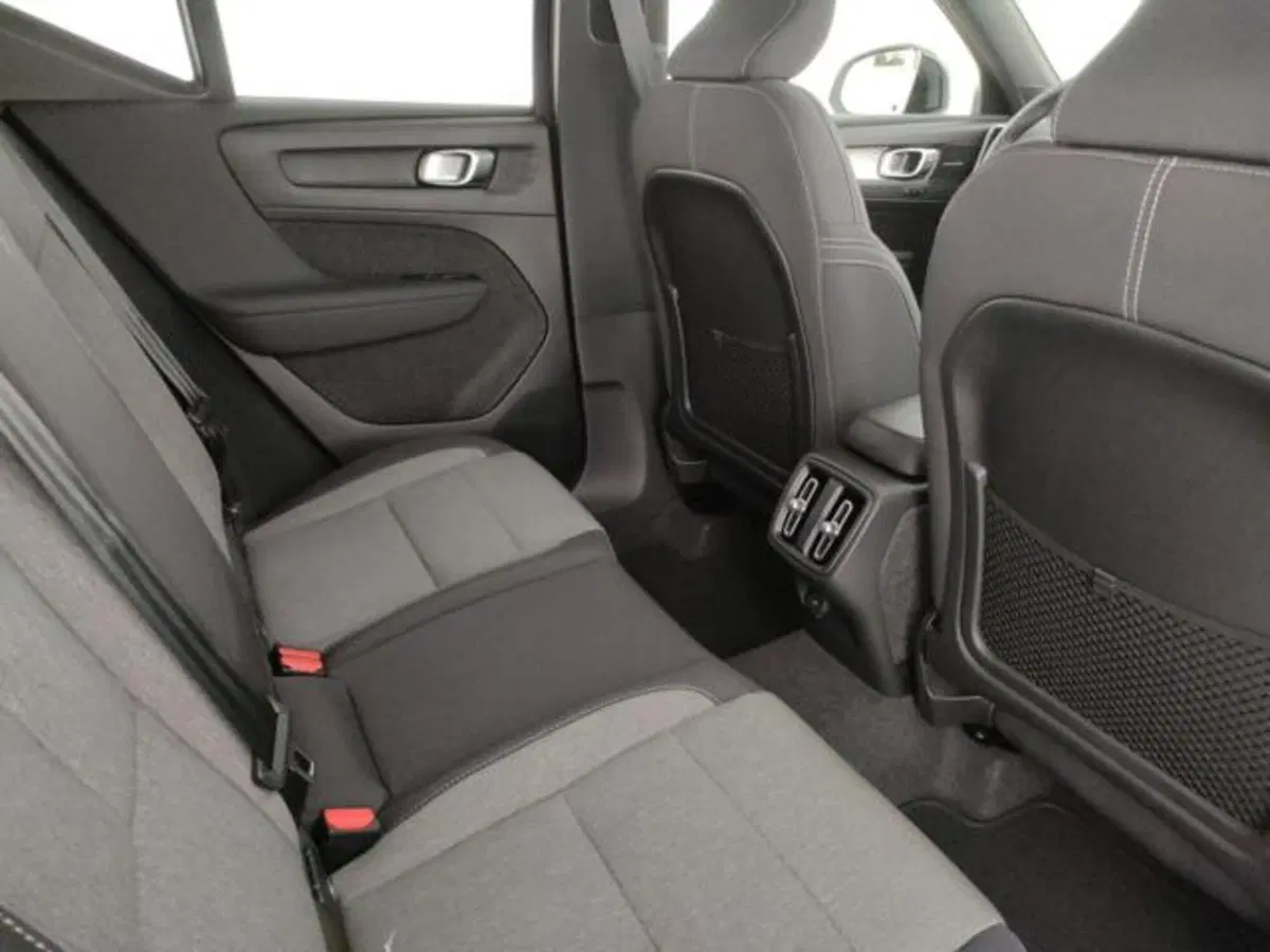 Volvo XC40 nuova a Modena (10)